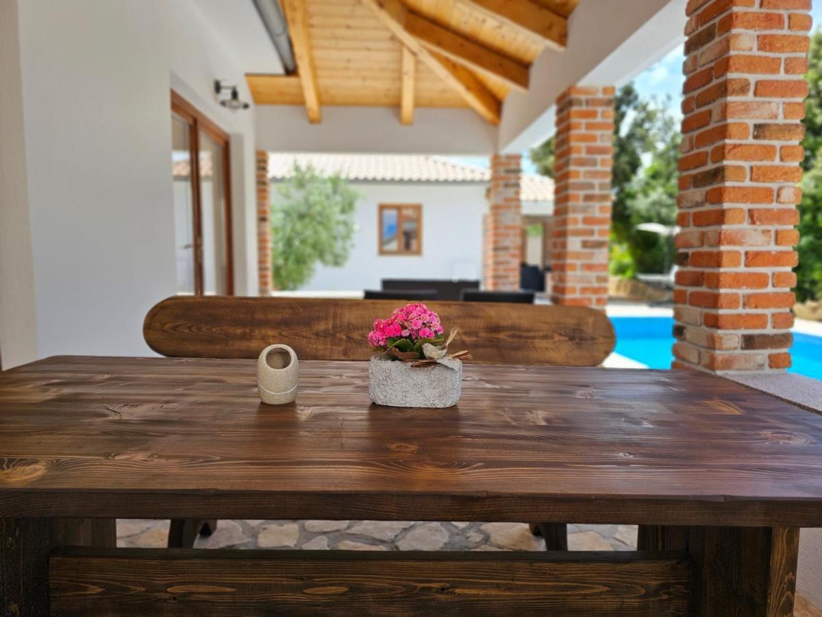 Holiday Homes Sintija Kampor Exterior foto